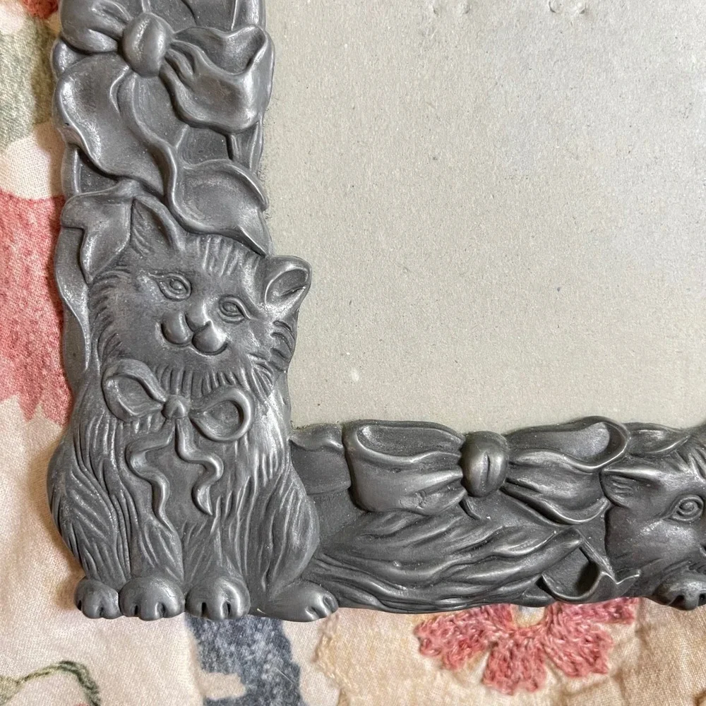 PICTURE PHOTO 3.5x5 FRAME cat kitten‎ silver metal Granny cottage Vtg yarn